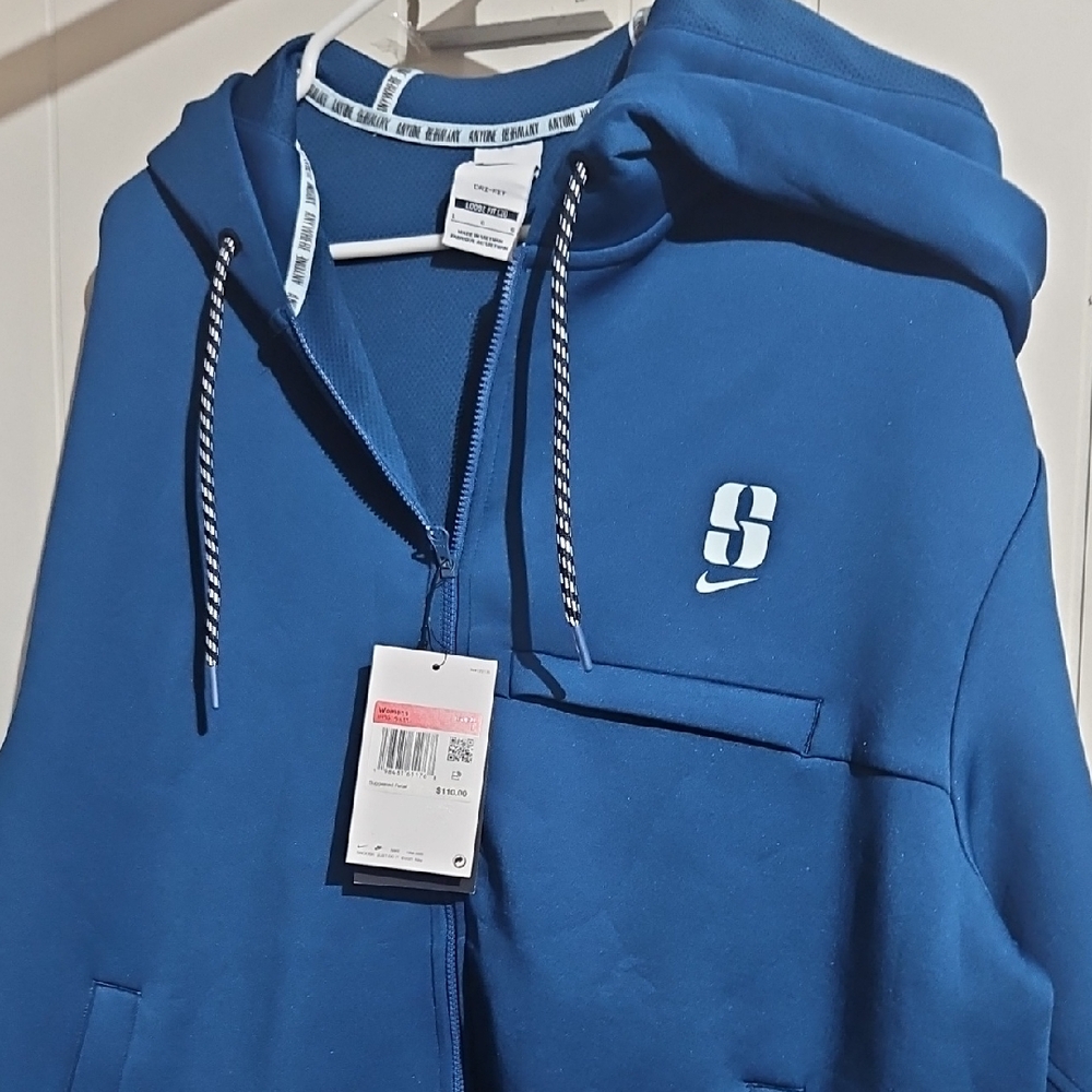 NWT Nike Sabrina. Size L
Dri-FIT Loose Full-Zip Basketball Hoodie